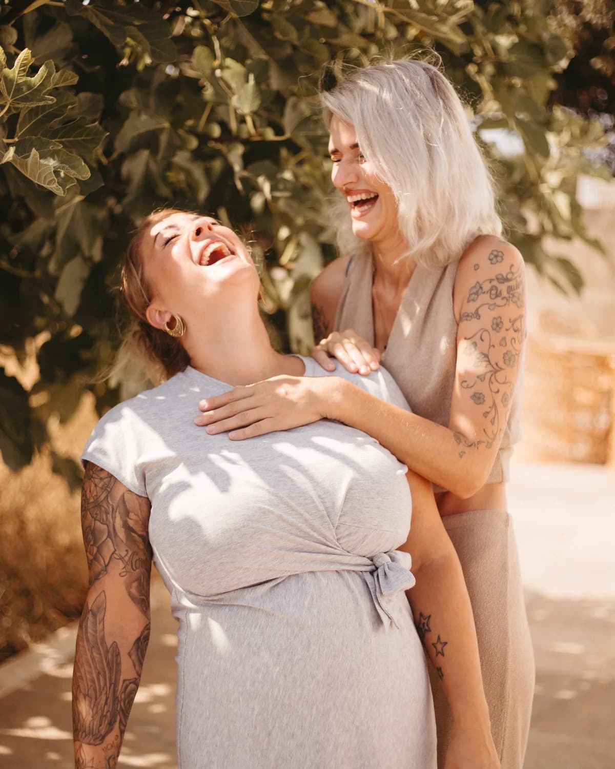 Zwei Frauen aus der SULIA Community lachen gemeinsam im Garten